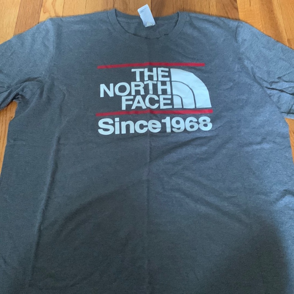 Men's gray north face Tshirt